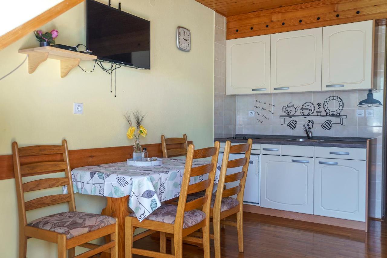 Apartments Zakrasnik Шкоф'я-Лока Екстер'єр фото