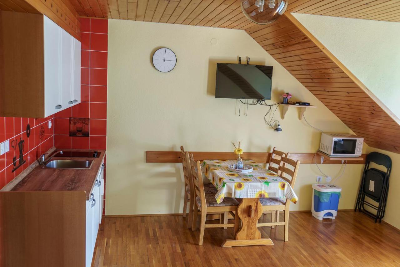 Apartments Zakrasnik Шкоф'я-Лока Екстер'єр фото