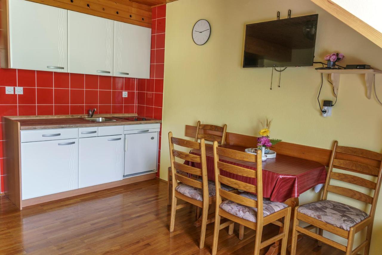 Apartments Zakrasnik Шкоф'я-Лока Екстер'єр фото