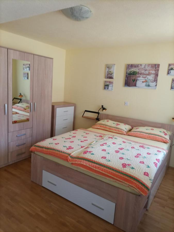 Apartments Zakrasnik Шкоф'я-Лока Екстер'єр фото