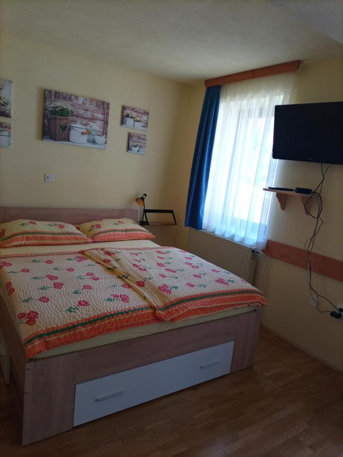 Apartments Zakrasnik Шкоф'я-Лока Екстер'єр фото