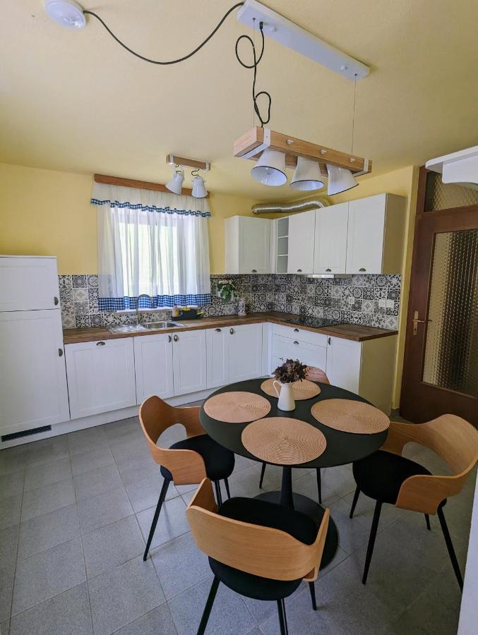 Apartments Zakrasnik Шкоф'я-Лока Екстер'єр фото